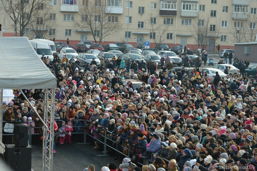 Люди на концерте в честь открытия центра