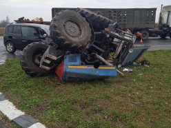 Под Слуцком в стандартном месте столкнулись легковушка и трактор. Некоторые подробности