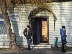 «Люди в долг покупают, а потом милицией грозят». Репортаж из бедного города, где удивляются собственным зарплатам