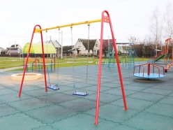 На спортивной площадке в микрорайоне Новодворцы убрали мусор