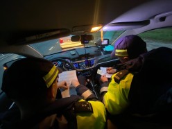 В ГАИ показали, как проводят смешанный (с гражданской машиной) контроль за трассой Р43 