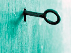 Злоумышленник нашёл ключ от дома и похитил 250$