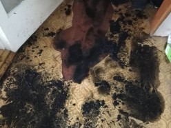 В Слуцке спасатели вывели из горящего дома хозяйку дома и её гостей