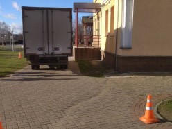 Грузовик в Узде сдавал назад и наехал на пешехода. Мужчина скончался