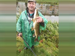 Посмотрите, какая щука ловится в центре Слуцка! Фото