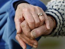 В Слуцке у пенсионера сняли с руки золотое кольцо. Прямо в подъезде