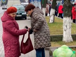 Возле Дома культуры проходят новогодние ярмарки. Видео